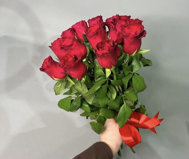 Моно букет из красных роз, артикул F1416943 - 1790 рублей, доставка по городу. Flawery - доставка цветов