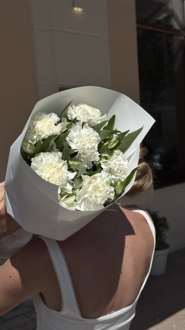 Белые гвоздики и белая альстромерия, артикул F1457158 - 2950 рублей, доставка по городу. Flawery - доставка цветов