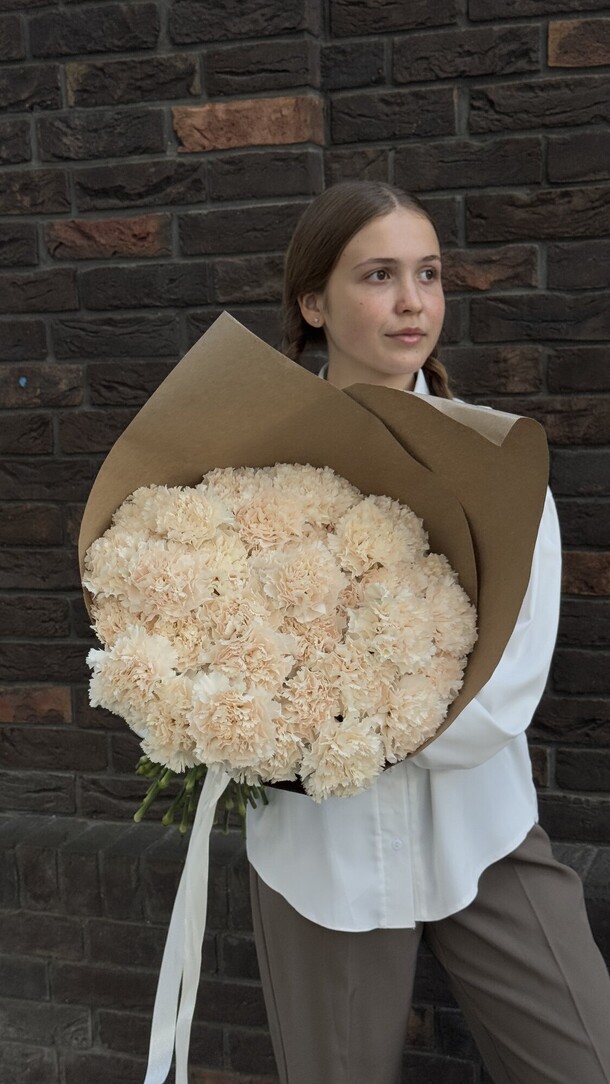 Букет из бежевых диантусов, артикул F1457562 - 5290 рублей, доставка по городу. Flawery - доставка цветов
