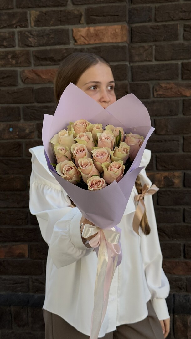 Букет из розовых роз 25шт, артикул F1518559 - 2000 рублей, доставка по городу. Flawery - доставка цветов