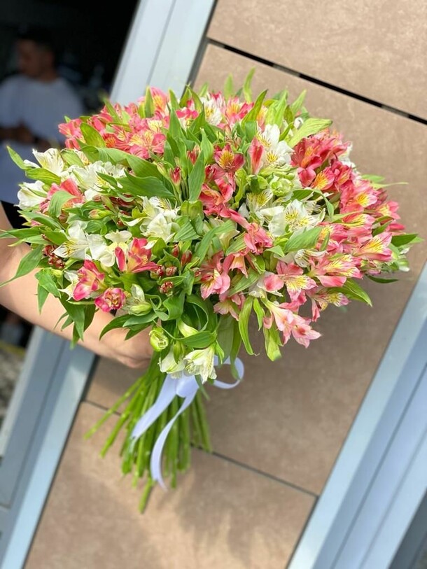 Букет из альстромерий, артикул F1182778 - 27629 рублей, доставка по городу. Flawery - доставка цветов