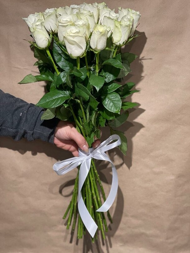 Букет из белых роз, артикул F1182805 - 10068 рублей, доставка по городу. Flawery - доставка цветов