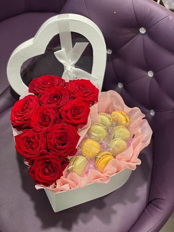 Композиция с розами и макарунсами, артикул F1188571 - 10634 рублей, доставка по городу. Flawery - доставка цветов