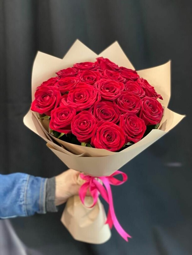 Букет из 21 красной розы, артикул F1188589 - 4583 рублей, доставка по городу. Flawery - доставка цветов