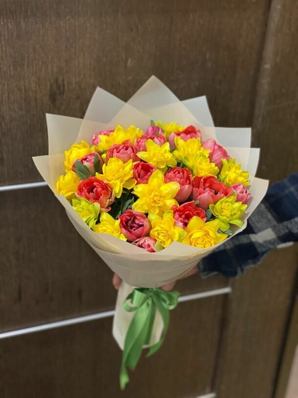 Букет из нарциссов и тюльпанов, артикул F1188598 - 13867 рублей, доставка по городу. Flawery - доставка цветов