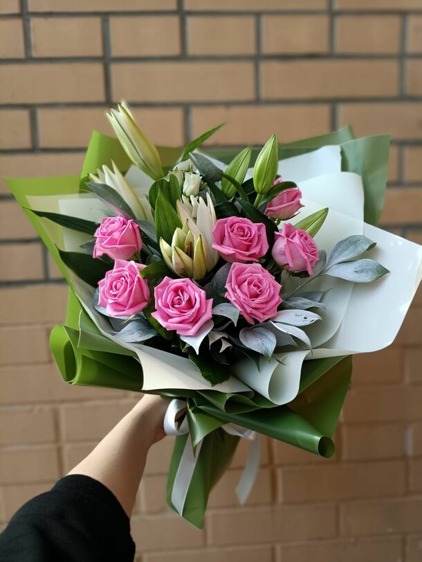 Букет из роз и лилии, артикул F1188695 - 11391 рублей, доставка по городу. Flawery - доставка цветов