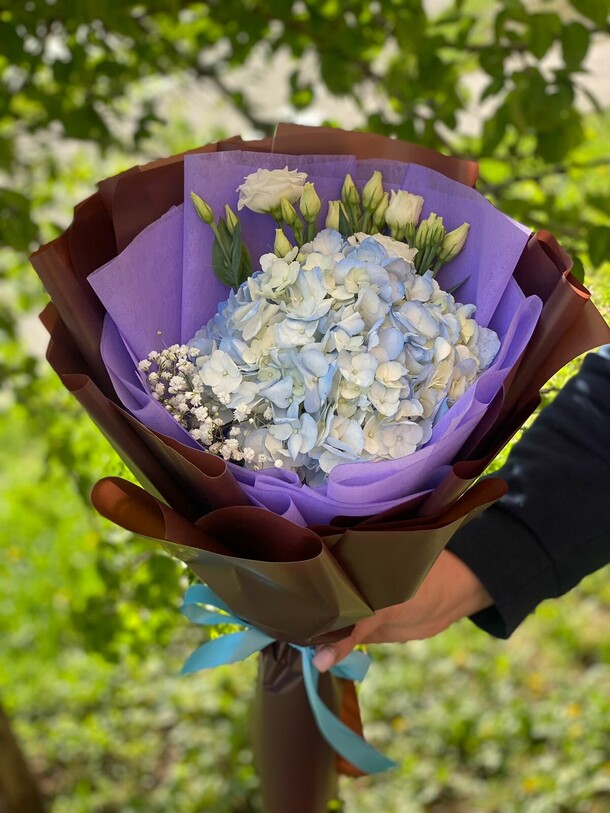 Букет из гортензии и эустомы, артикул F1188696 - 3630 рублей, доставка по городу. Flawery - доставка цветов