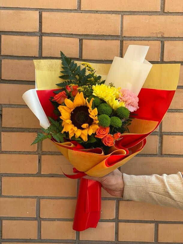 Букет из подсолнухов и кустовых хризантем, артикул F1188697 - 5445 рублей, доставка по городу. Flawery - доставка цветов