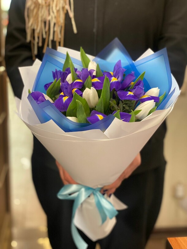Букет из ирисов и тюльпанов, артикул F1188698 - 7597 рублей, доставка по городу. Flawery - доставка цветов