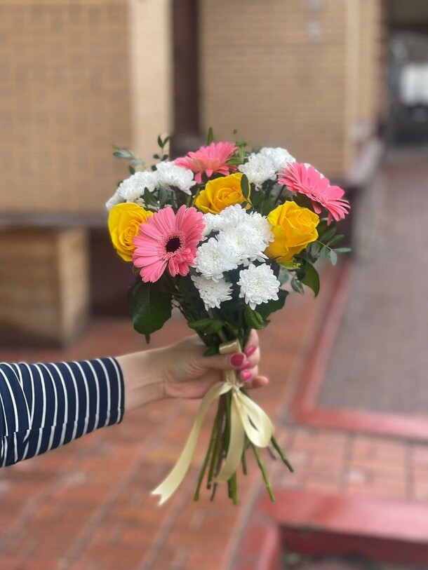 Букет из роз, гербер и хризантем, артикул F1188885 - 7216 рублей, доставка по городу. Flawery - доставка цветов