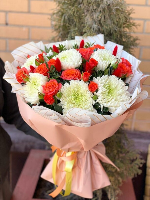 Букет из хризантемы и кустовой розы, артикул F1188909 - 14812 рублей, доставка по городу. Flawery - доставка цветов