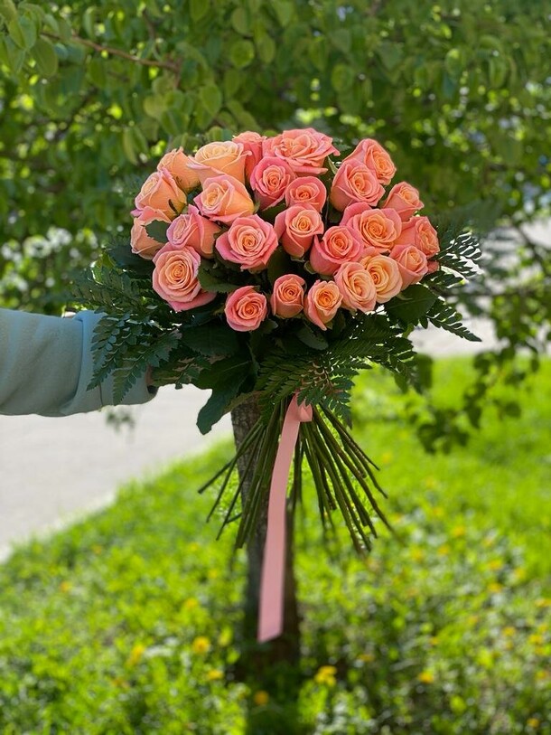 Букет из 25 роз с папоротником, артикул F1188912 - 13294 рублей, доставка по городу. Flawery - доставка цветов