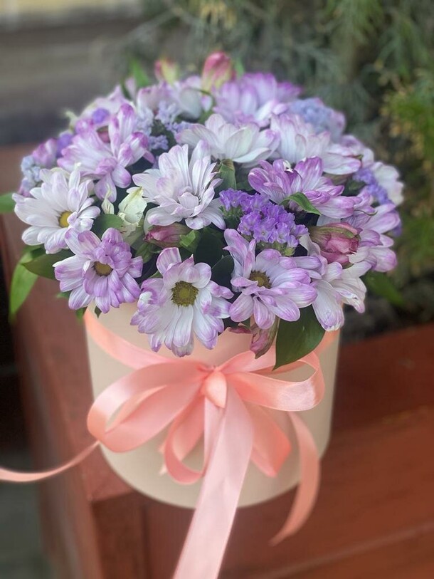 Композиция из кустовой хризантемы, артикул F1189018 - 11014 рублей, доставка по городу. Flawery - доставка цветов