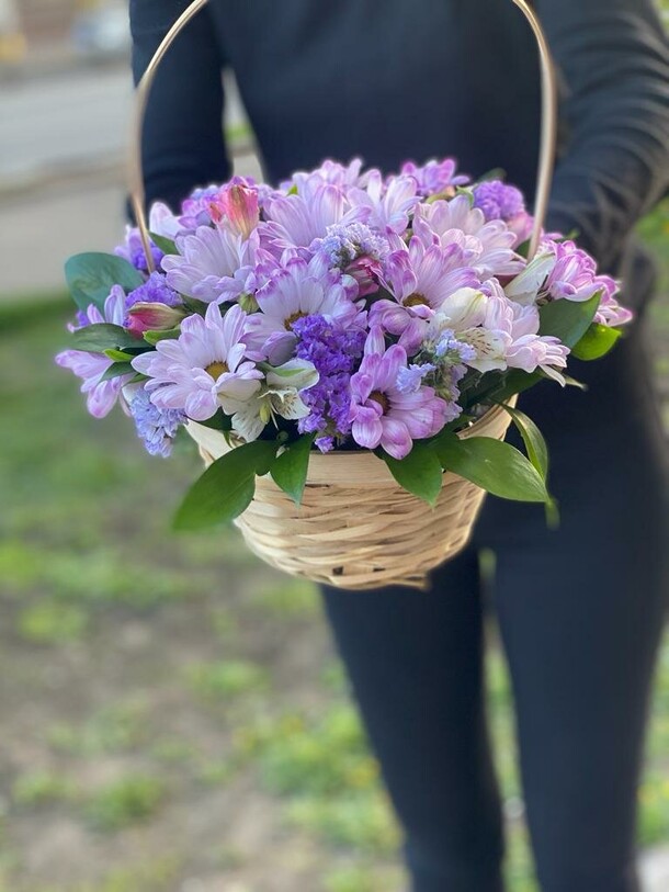 Композиция из кустовой хризантемы в корзине, артикул F1189050 - 10447 рублей, доставка по городу. Flawery - доставка цветов