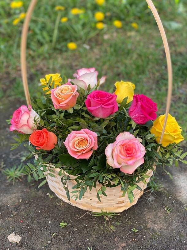 Корзина из 11 роз, артикул F1189081 - 6776 рублей, доставка по городу. Flawery - доставка цветов