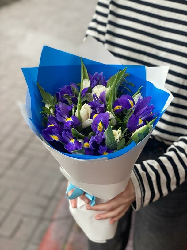 Букет из ирисов и  белых тюльпанов, артикул F1189208 - 7788 рублей, доставка по городу. Flawery - доставка цветов