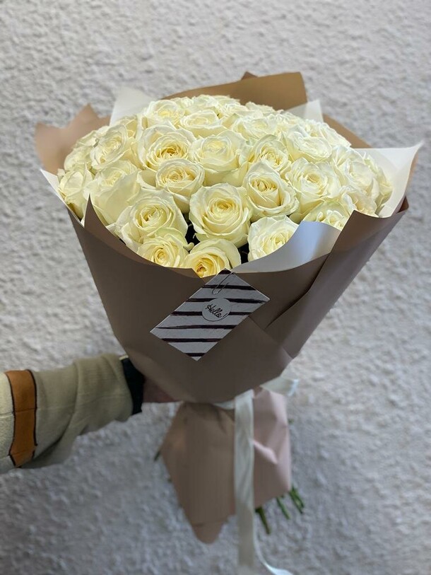 Букет из белых роз, артикул F1189223 - 21264 рублей, доставка по городу. Flawery - доставка цветов