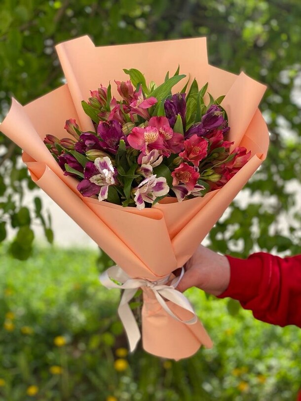 Букет из 9 альстромерий, артикул F1189538 - 7216 рублей, доставка по городу. Flawery - доставка цветов