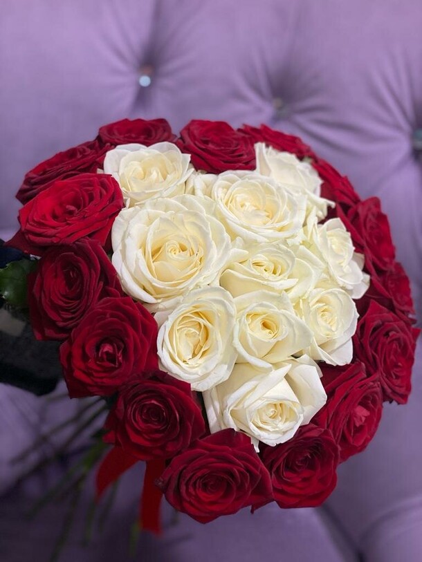 Букет "сердце в подарок", артикул F1189615 - 14812 рублей, доставка по городу. Flawery - доставка цветов