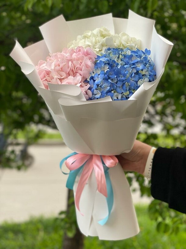 Букет из 3 гортензий, артикул F1189709 - 9497 рублей, доставка по городу. Flawery - доставка цветов