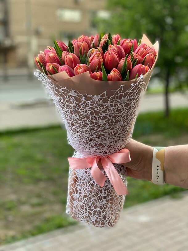 Букет из 35 тюльпанов, артикул F1189713 - 14242 рублей, доставка по городу. Flawery - доставка цветов