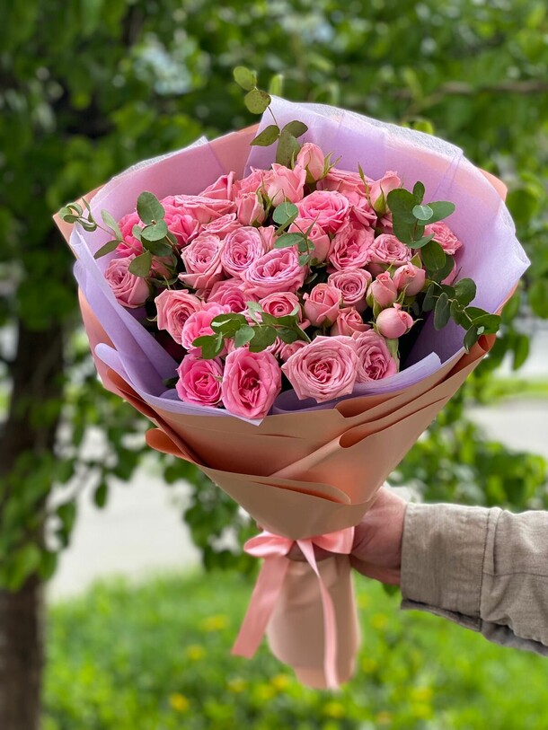 Букет из кустовой розы, артикул F1189715 - 10447 рублей, доставка по городу. Flawery - доставка цветов