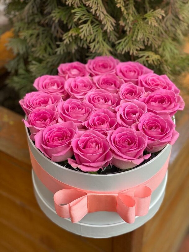 Композиция из 19 роз в шляпной коробке, артикул F1189750 - 11391 рублей, доставка по городу. Flawery - доставка цветов