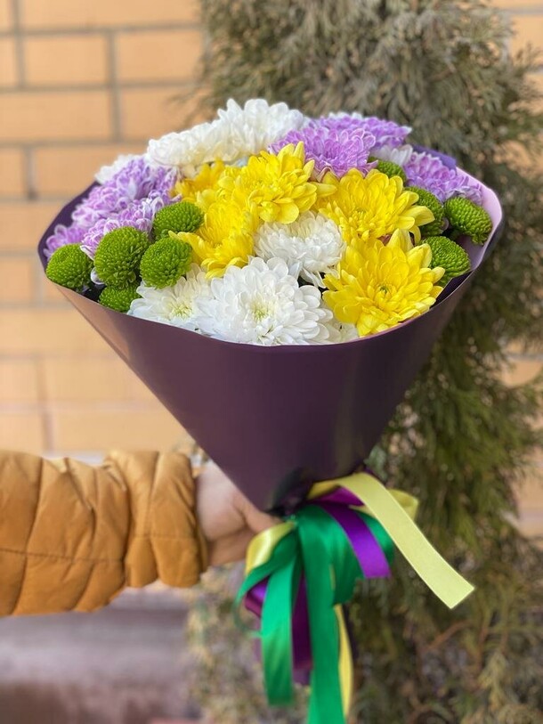 Букет из разноцветных хризантем, артикул F1189971 - 7975 рублей, доставка по городу. Flawery - доставка цветов