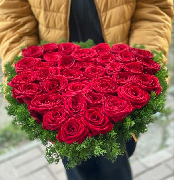 Композиция "сердце из 35 роз", артикул F1189973 - 18988 рублей, доставка по городу. Flawery - доставка цветов
