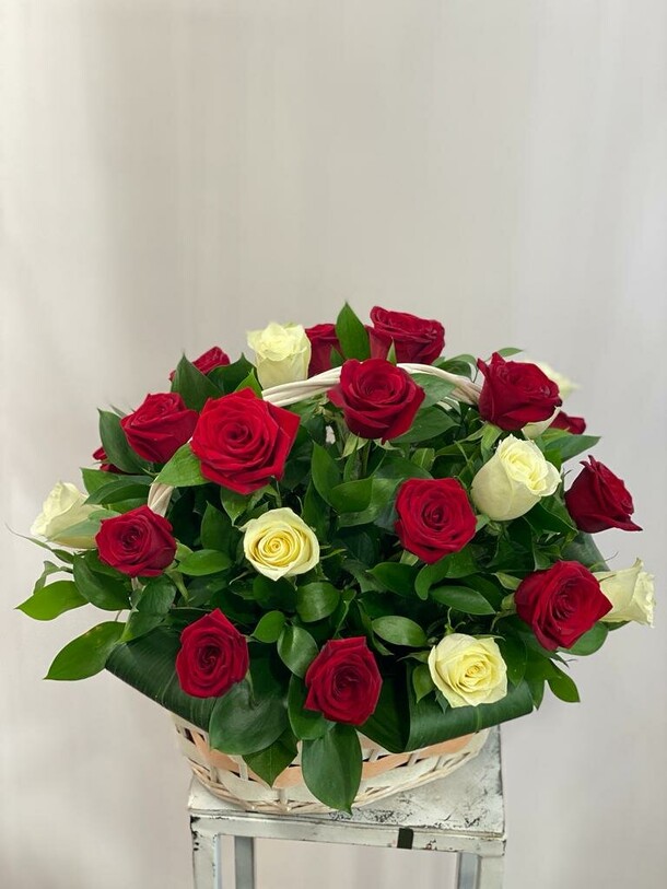 Корзина из белых и красных роз, артикул F1190137 - 17281 рублей, доставка по городу. Flawery - доставка цветов