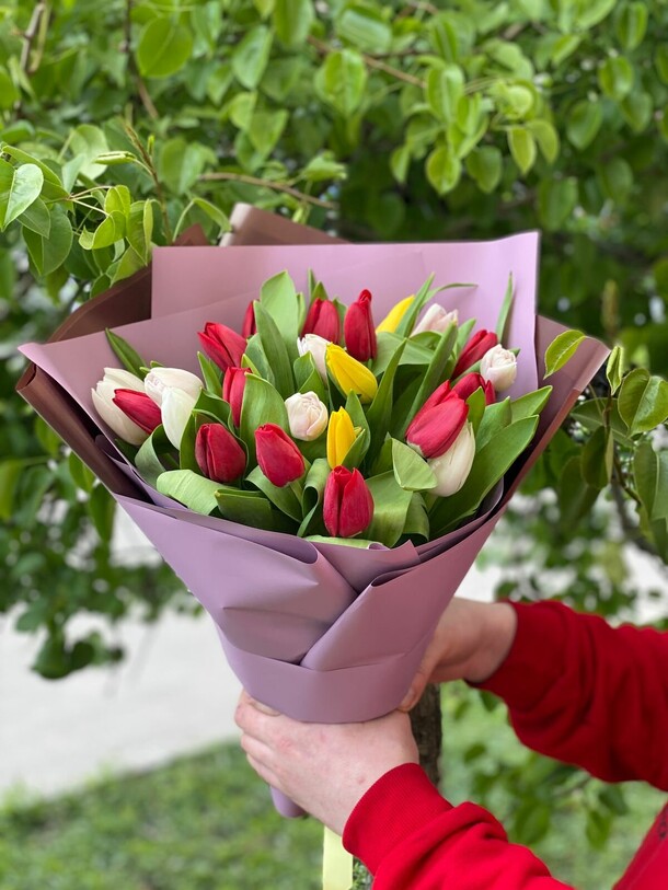 21 тюльпан, артикул F1190163 - 5203 рублей, доставка по городу. Flawery - доставка цветов