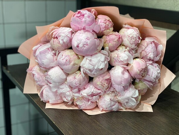 25 пионов, артикул F1190206 - 67410 рублей, доставка по городу. Flawery - доставка цветов