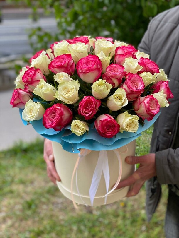 Коробка из 35 роз микс, артикул F1190323 - 19273 рублей, доставка по городу. Flawery - доставка цветов