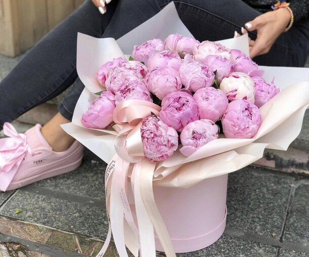 Коробка из 21 пиона, артикул F1190326 - 58827 рублей, доставка по городу. Flawery - доставка цветов