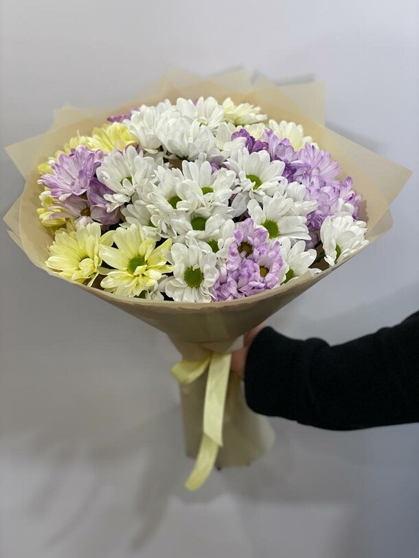 Букет из цветных кустовых хризантем, артикул F1190385 - 4719 рублей, доставка по городу. Flawery - доставка цветов