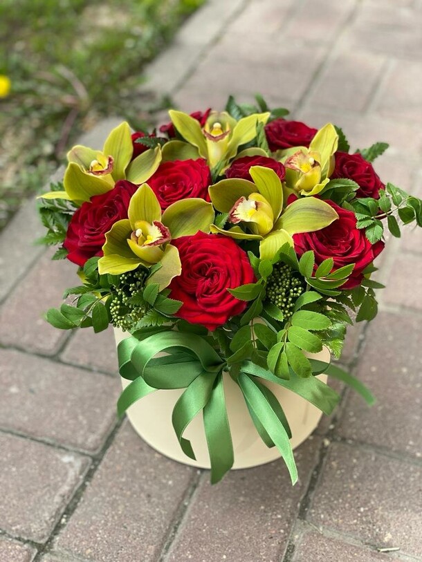 Композиция из орхидей и роз, артикул F1190437 - 12153 рублей, доставка по городу. Flawery - доставка цветов