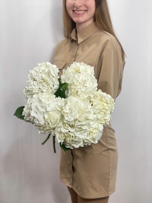 Букет из 7 гортензий, артикул F1190465 - 15569 рублей, доставка по городу. Flawery - доставка цветов