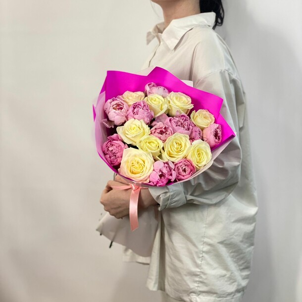 Букет из 11 пионов и роз, артикул F1190488 - 35891 рублей, доставка по городу. Flawery - доставка цветов