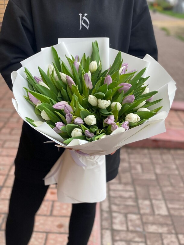 Букет из 51 тюльпана, артикул F1190534 - 20508 рублей, доставка по городу. Flawery - доставка цветов