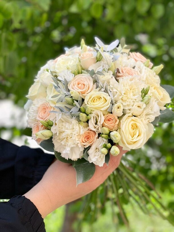 Букет  "объятия нежности", артикул F1191194 - 14055 рублей, доставка по городу. Flawery - доставка цветов