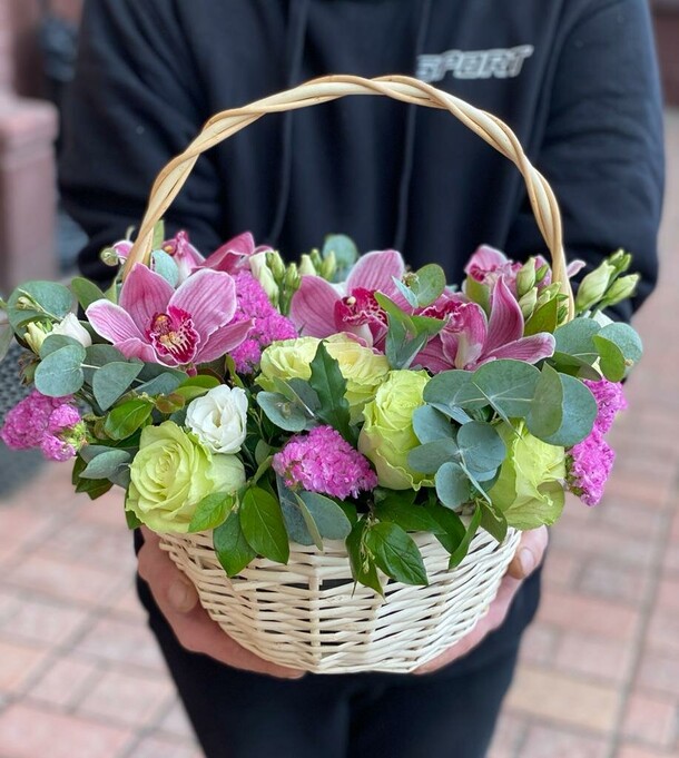 Корзина с орхидеями и розами, артикул F1191237 - 15569 рублей, доставка по городу. Flawery - доставка цветов