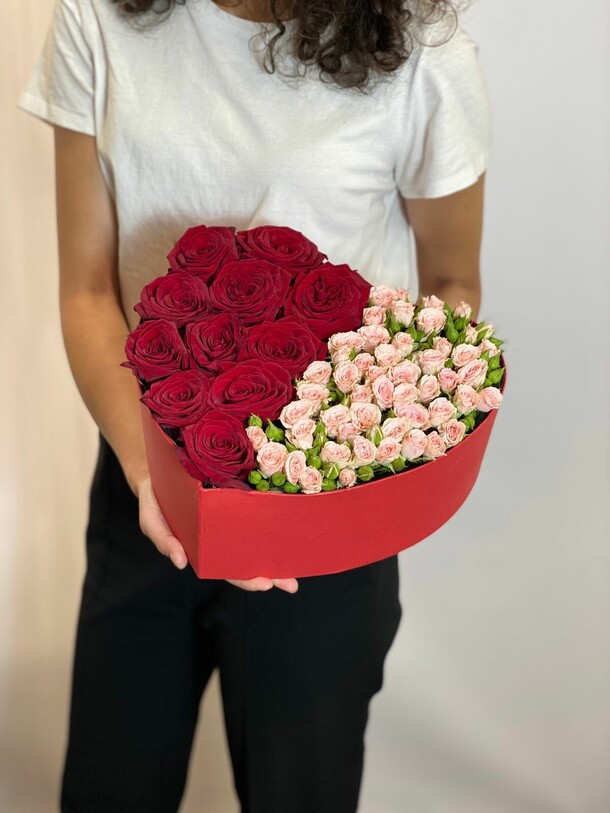 Композиция в форме сердца из роз, артикул F1191370 - 17662 рублей, доставка по городу. Flawery - доставка цветов