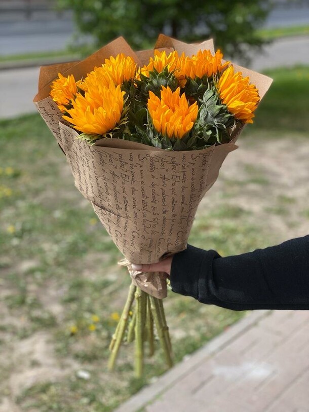 Букет из 9 подсолнухов, артикул F1191459 - 7597 рублей, доставка по городу. Flawery - доставка цветов