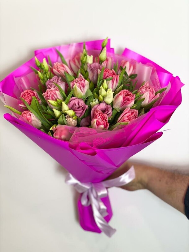 Букет из тюльпанов и лизиантус, артикул F1191463 - 10634 рублей, доставка по городу. Flawery - доставка цветов