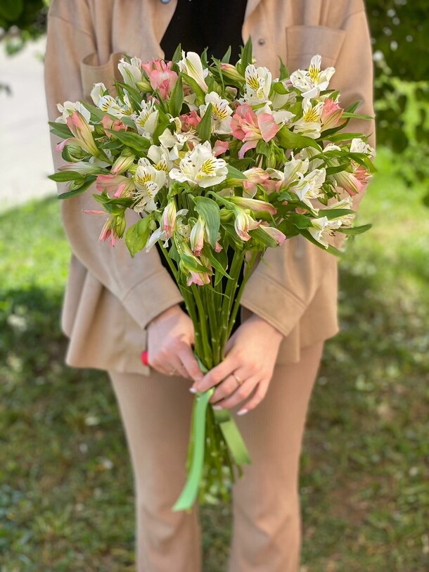 Букет из альстромерии, артикул F1191467 - 3509 рублей, доставка по городу. Flawery - доставка цветов