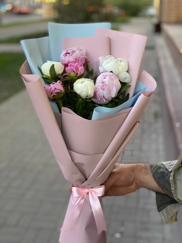 Букет из 7 пионов, артикул F1191469 - 18605 рублей, доставка по городу. Flawery - доставка цветов