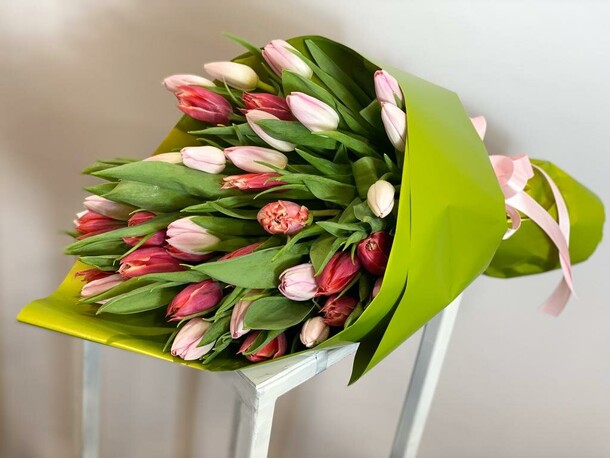 Букет из 37 тюльпанов, артикул F1191470 - 14427 рублей, доставка по городу. Flawery - доставка цветов