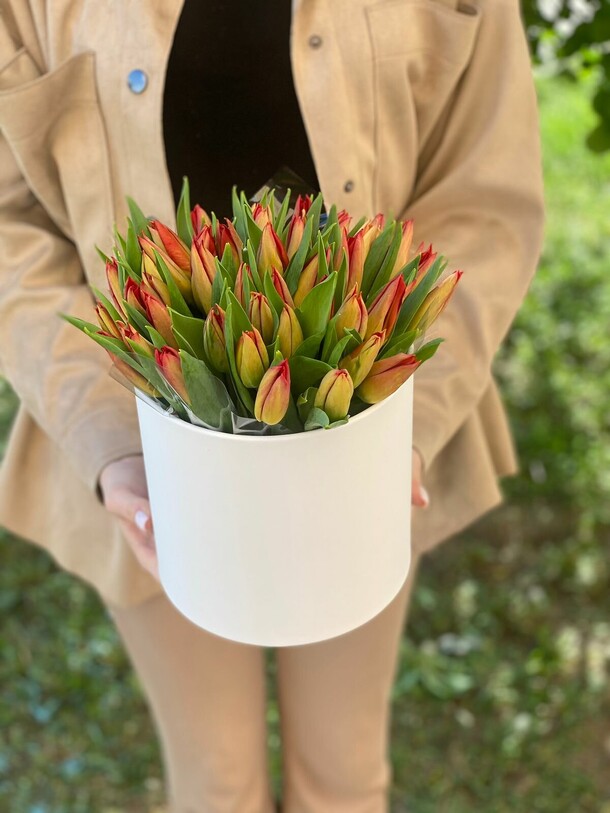 Композиция "тюльпаны в коробке", артикул F1191569 - 13294 рублей, доставка по городу. Flawery - доставка цветов