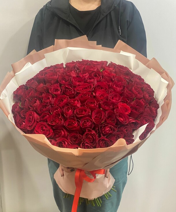 Букет из 101 розы, артикул F1191811 - 56586 рублей, доставка по городу. Flawery - доставка цветов