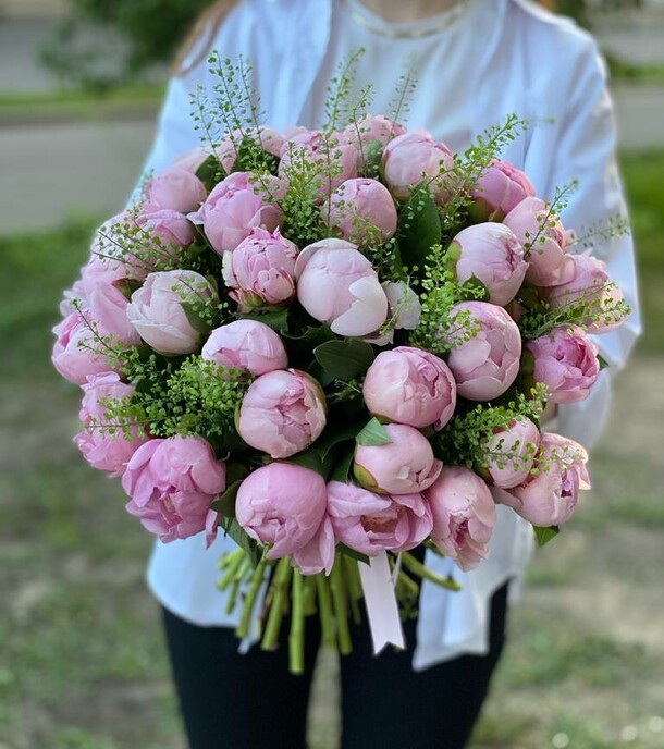 Букет из розовых пион, артикул F1191818 - 93037 рублей, доставка по городу. Flawery - доставка цветов